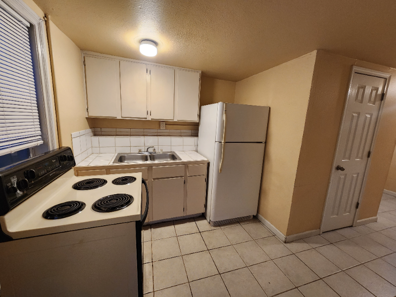 114 24th St #B - Photo 2 of 4