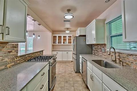 3135 Nw 68th Ave - Photo 4 of 14