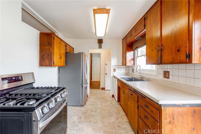 22125 Garston Ave - Photo 4 of 8