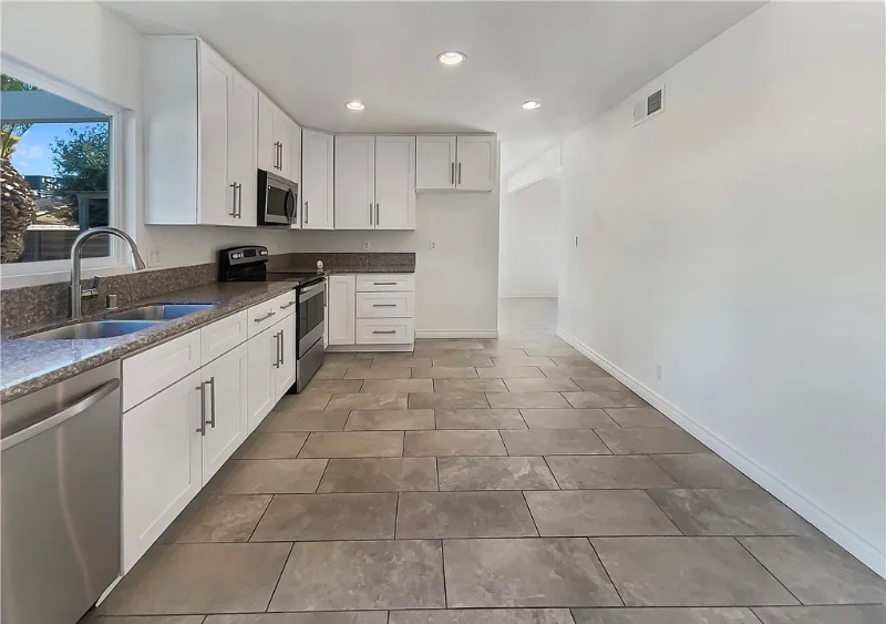 9670 Summerville St - Photo 3 of 18