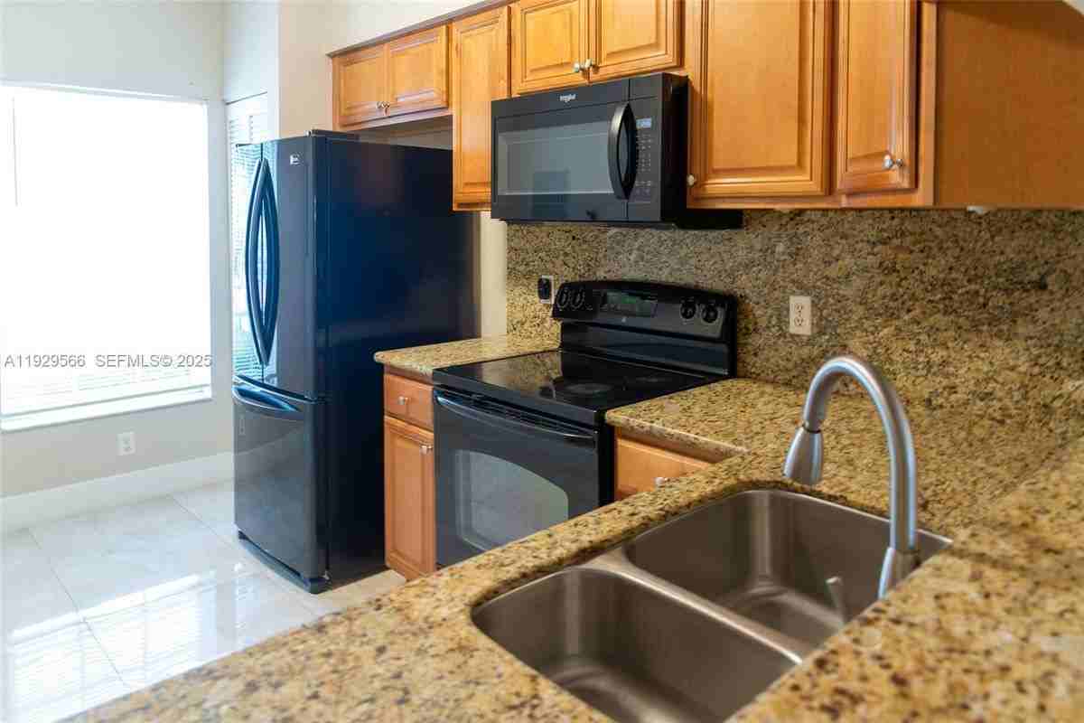 16749 Hemingway Dr - Photo 3 of 5