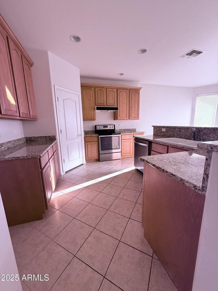 22043 W Shadow Dr - Photo 6 of 19