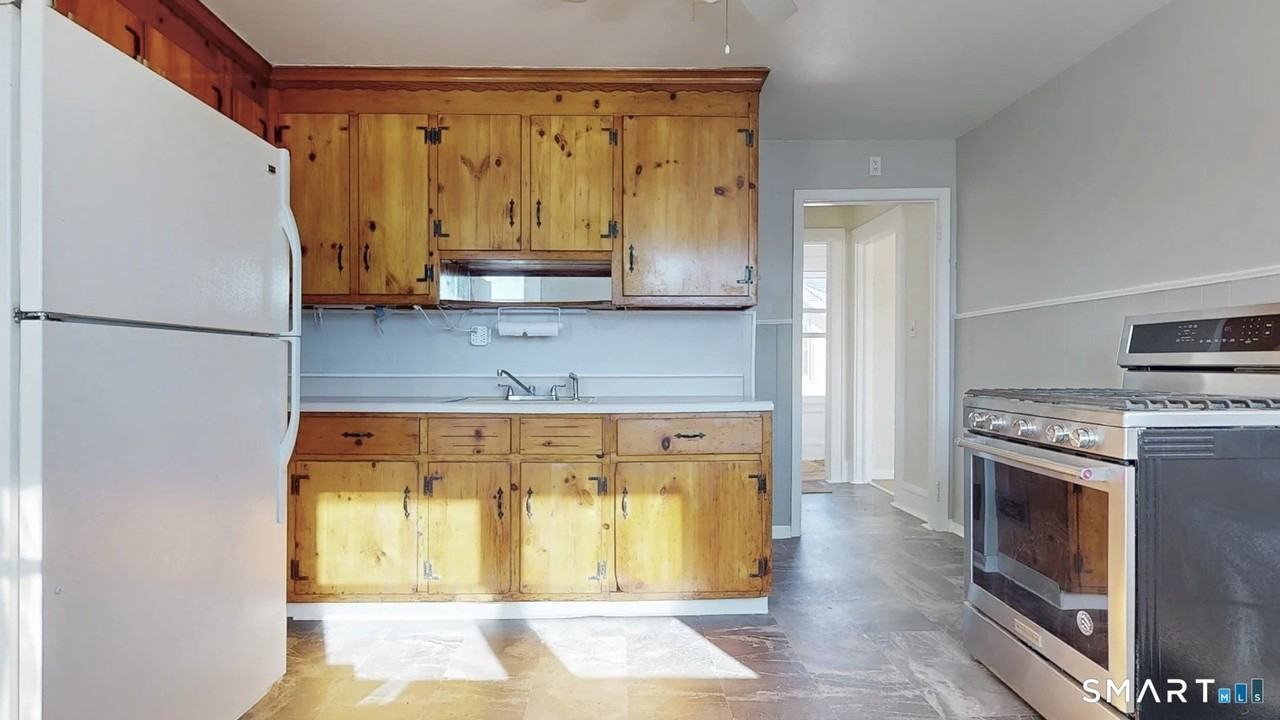 150 Adams St - Photo 4 of 13