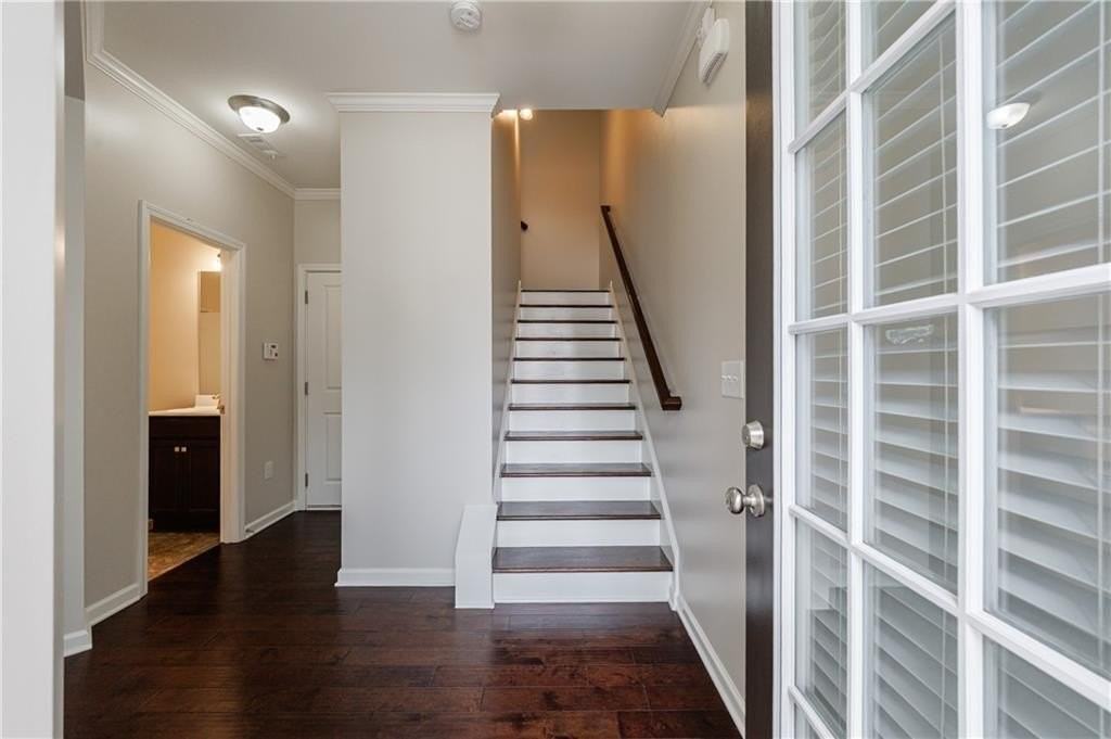 5830 Broadway Ln - Photo 3 of 37