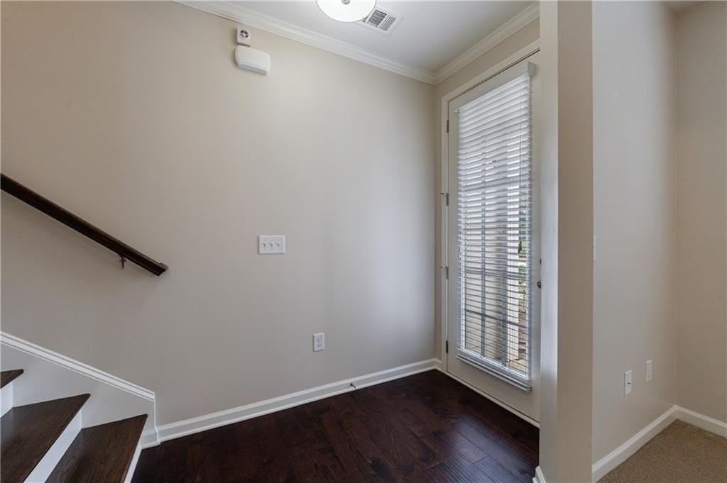 5830 Broadway Ln - Photo 4 of 37