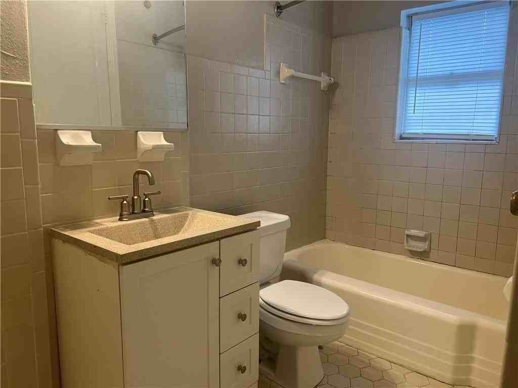 625 Simmons St - Photo 7 of 8