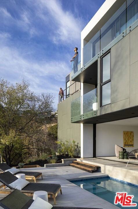 2635 Hargrave Dr - Photo 3 of 8