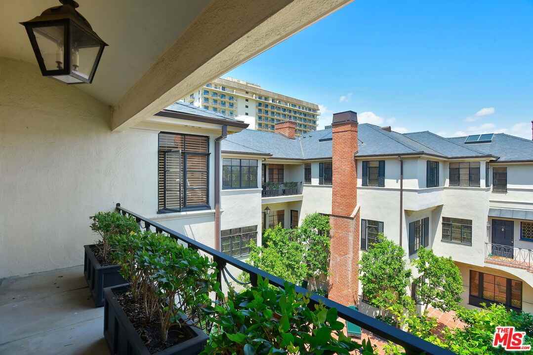 151 S Rodeo Dr - Photo 3 of 8