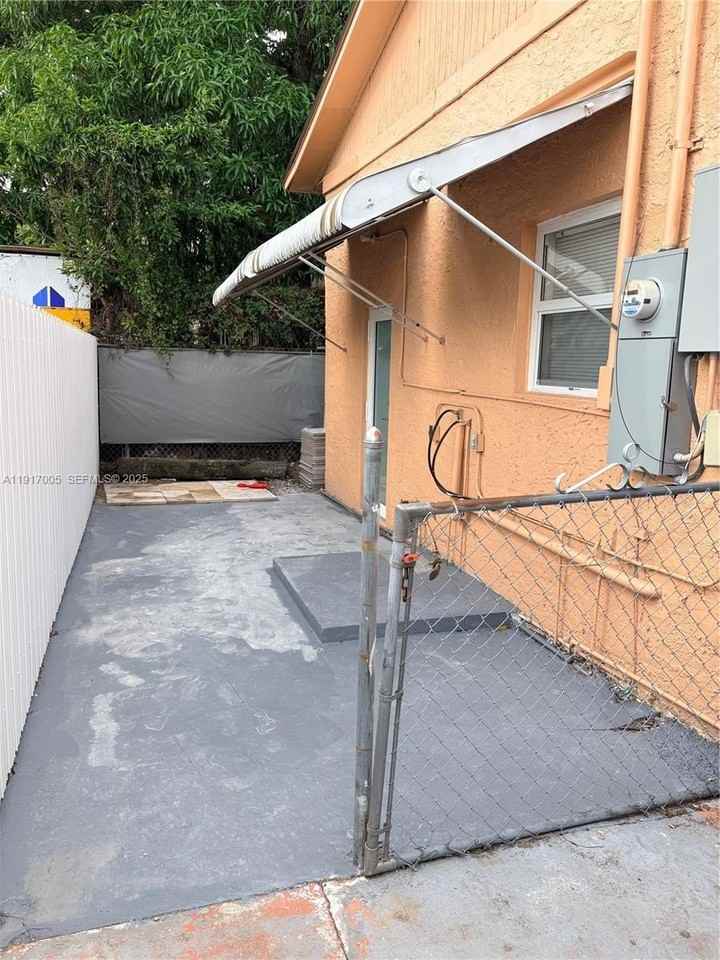 1560 Nw 25th Ave #3 - Photo 3 of 16