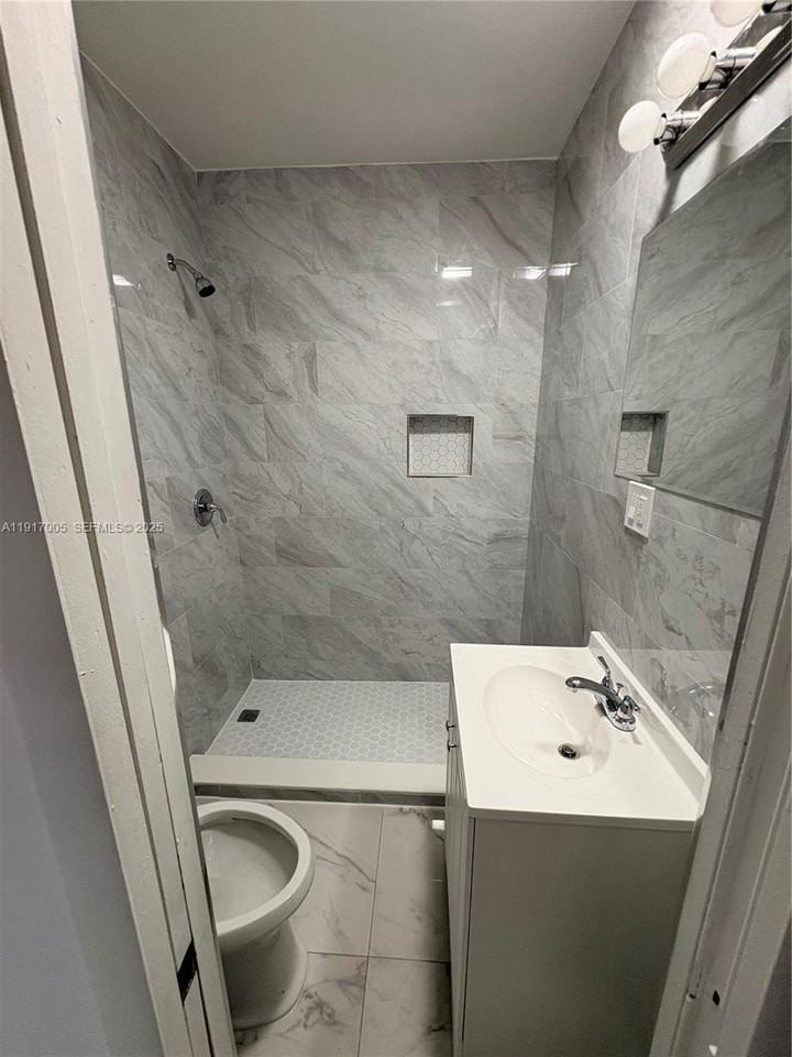 1560 Nw 25th Ave #3 - Photo 5 of 16