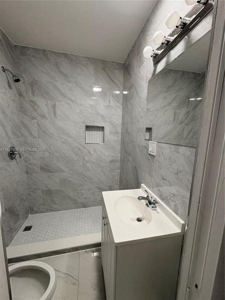 1560 Nw 25th Ave #3 - Photo 6 of 16