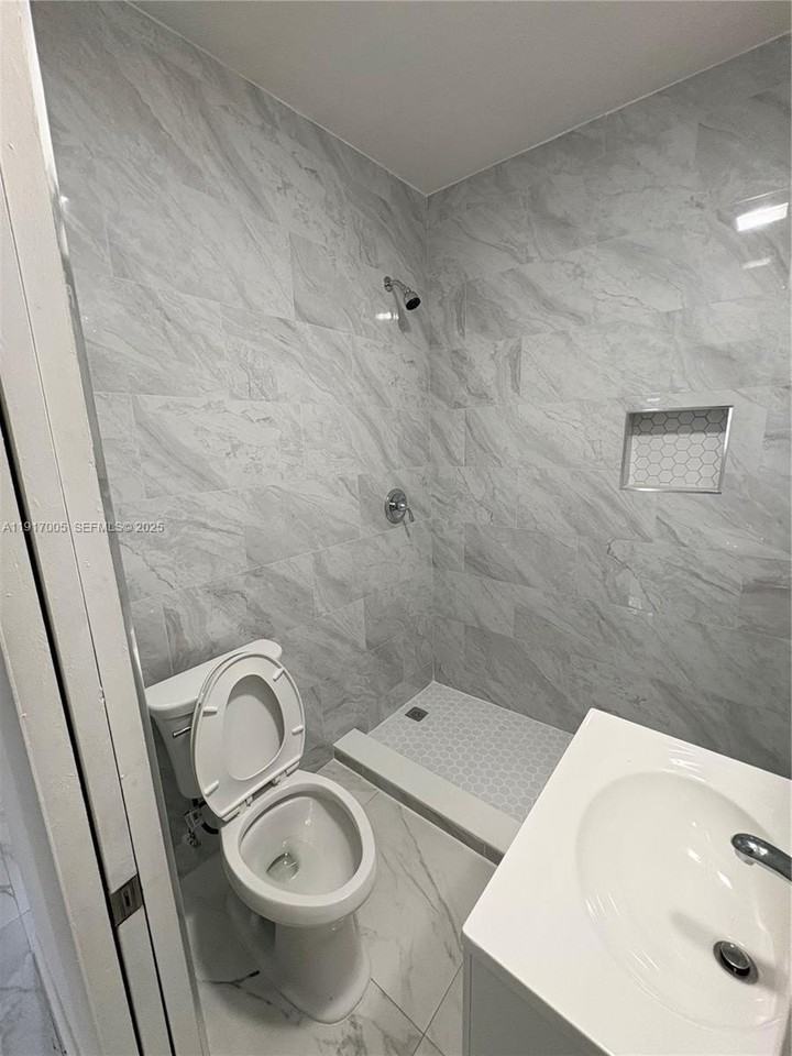 1560 Nw 25th Ave #3 - Photo 7 of 16