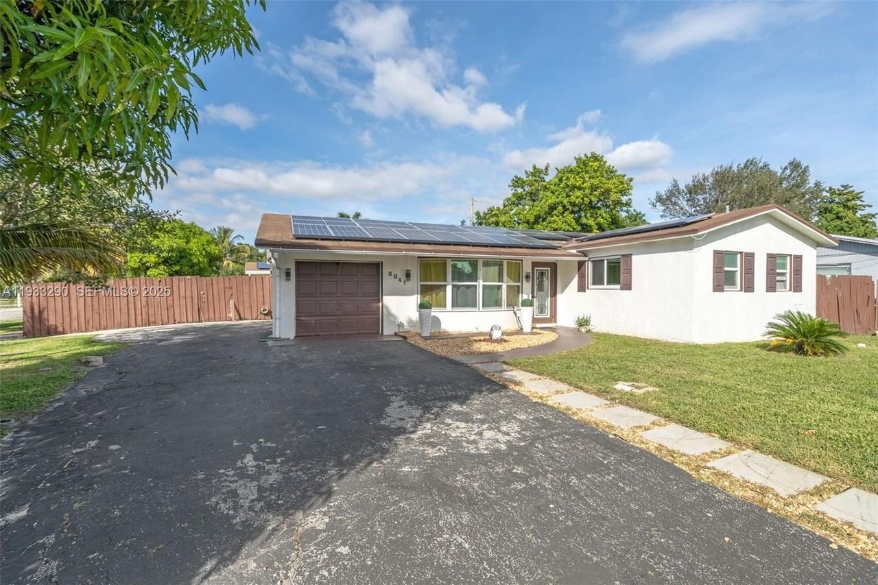 6841 Nw 7th Ct - Photo 4 of 24