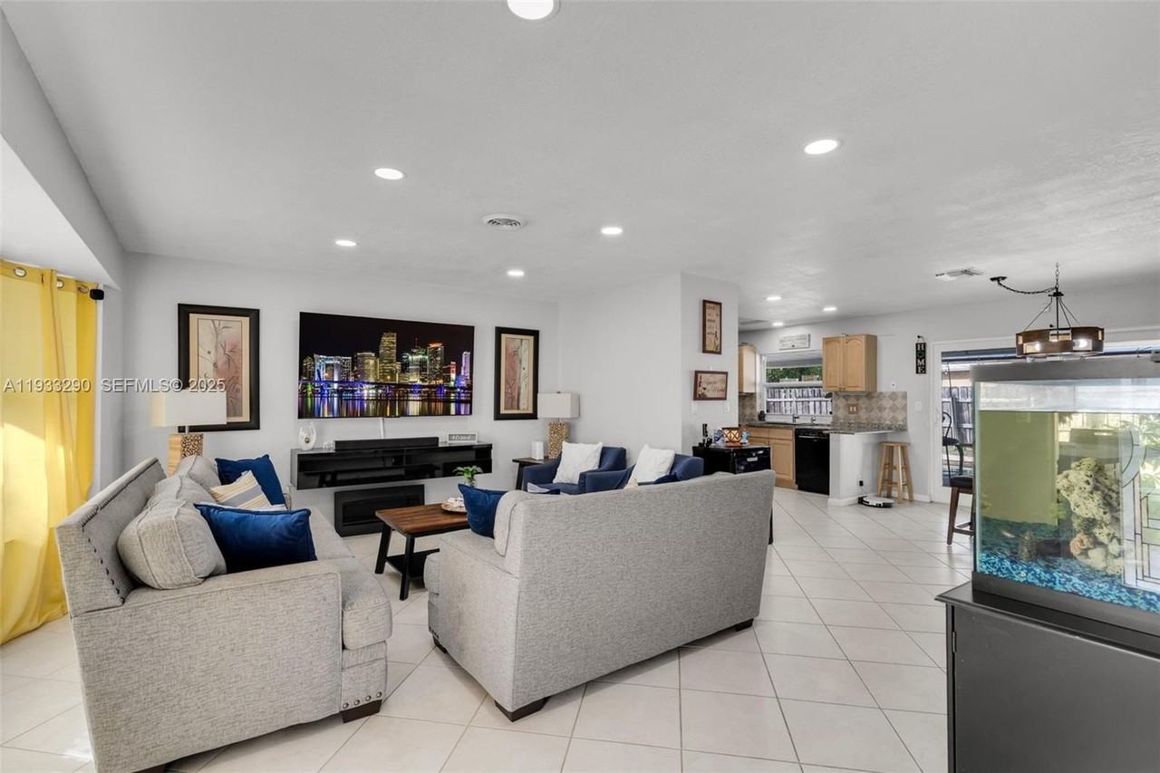 6841 Nw 7th Ct - Photo 5 of 24