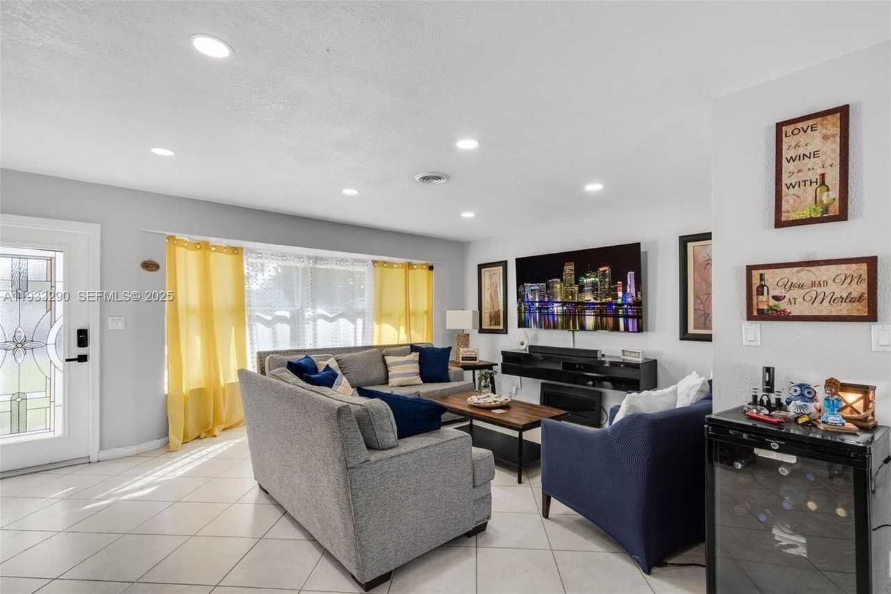 6841 Nw 7th Ct - Photo 6 of 24