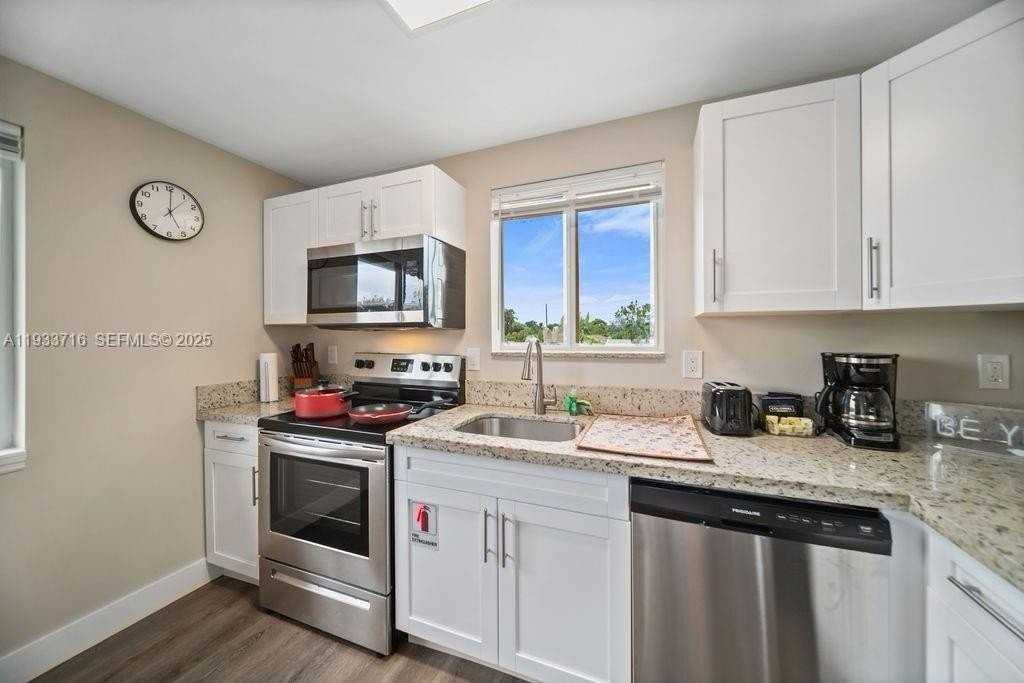 2311 Scott St #4 - Photo 2 of 21