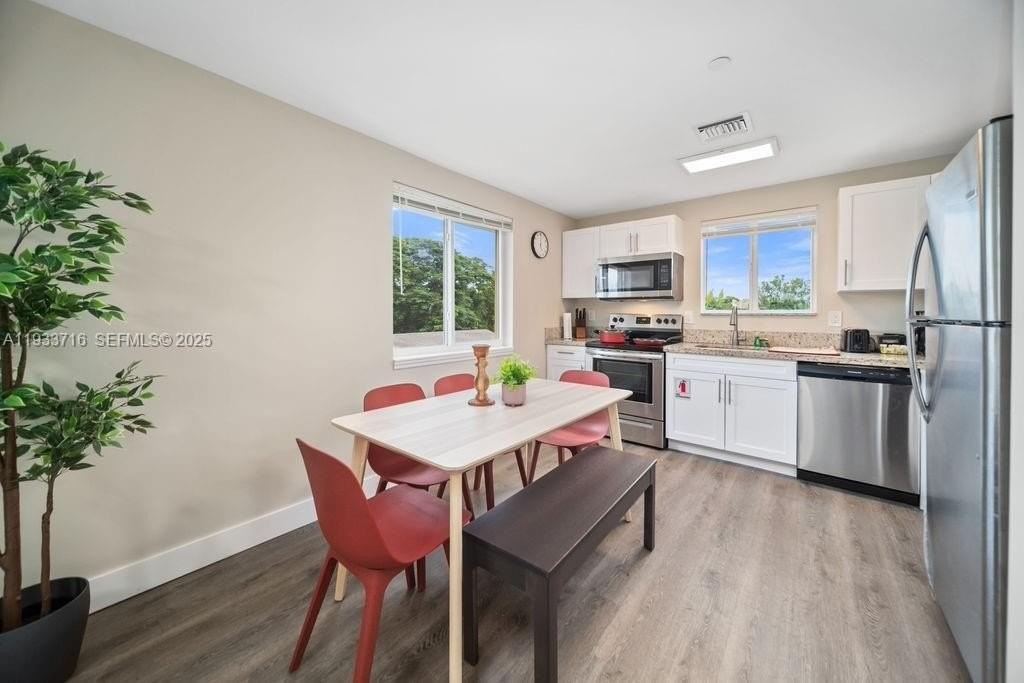 2311 Scott St #4 - Photo 4 of 21