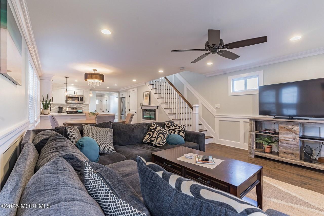 605 Monmouth Avenue unit: Front House - Photo 4 of 27