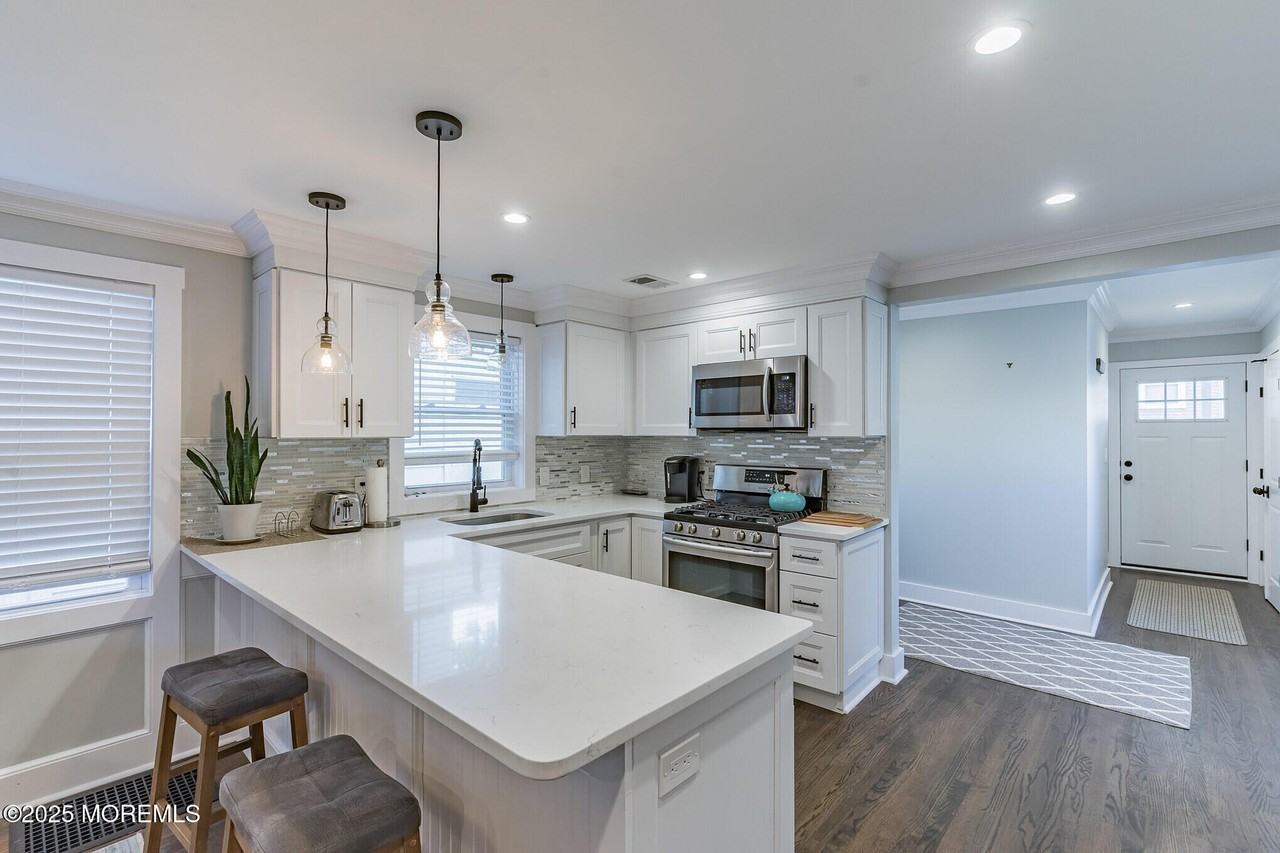 605 Monmouth Avenue unit: Front House - Photo 5 of 27