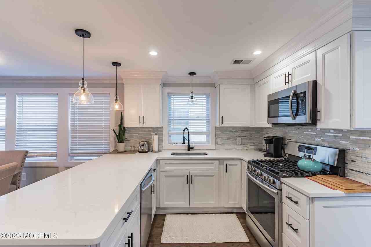 605 Monmouth Avenue unit: Front House - Photo 7 of 27