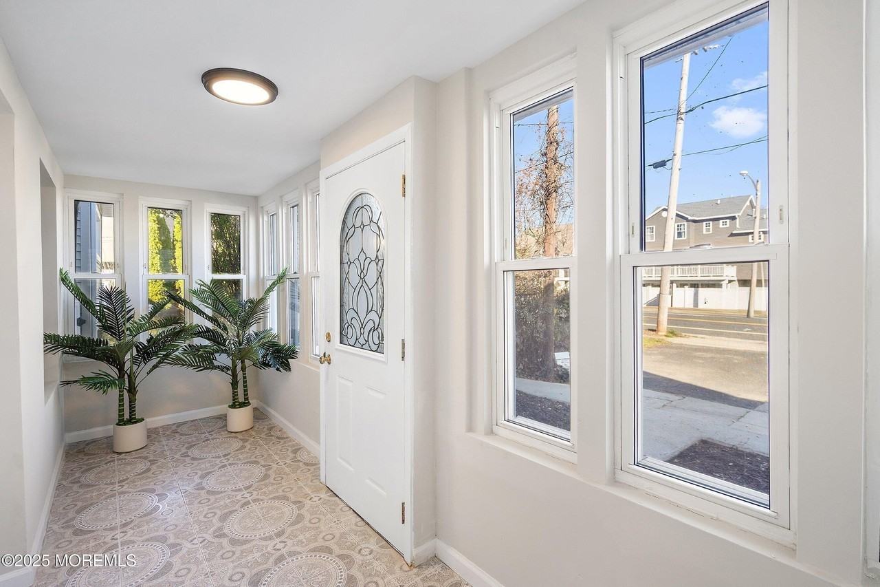 203 Shore Dr - Photo 3 of 43