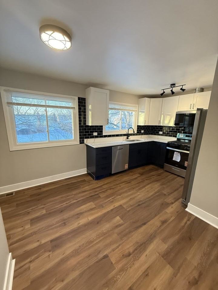 122 Deerpath Rd - Photo 3 of 14