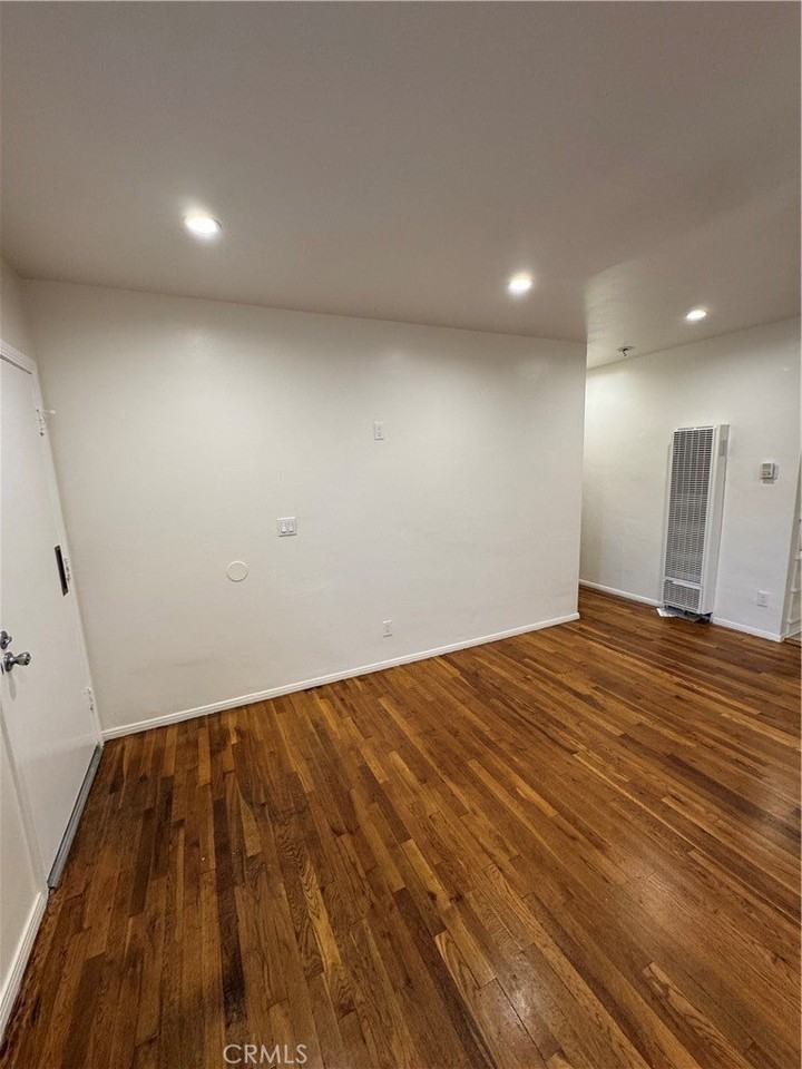 2573 N Lincoln St - Photo 3 of 10