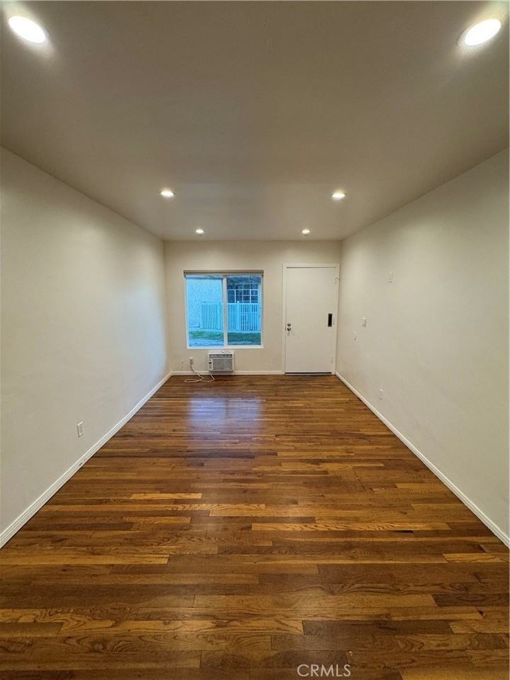 2573 N Lincoln St - Photo 5 of 10