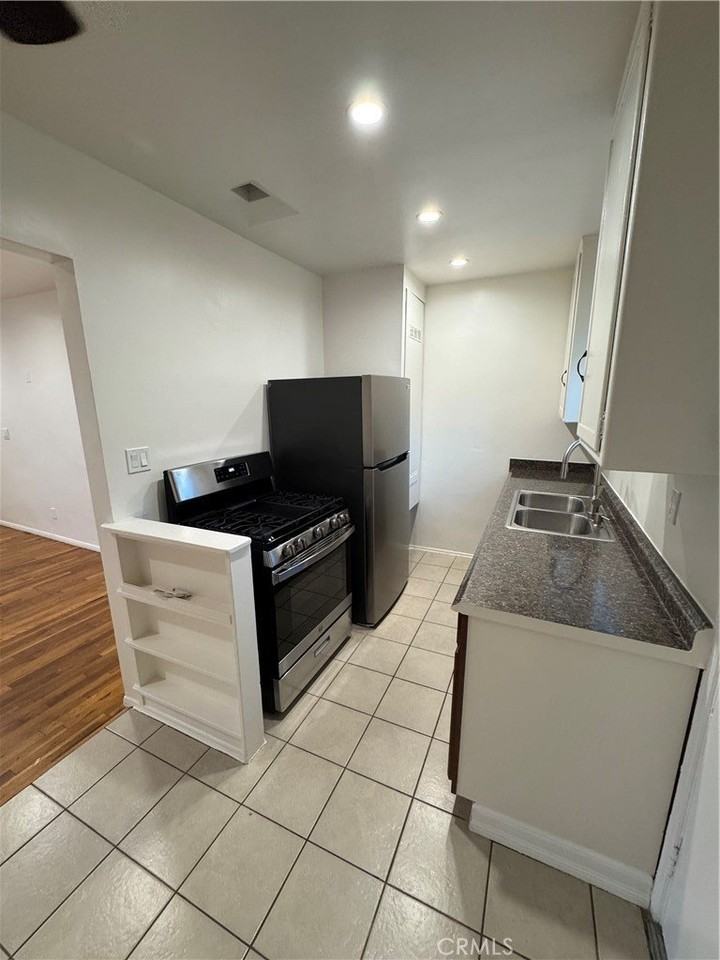 2573 N Lincoln St - Photo 6 of 10