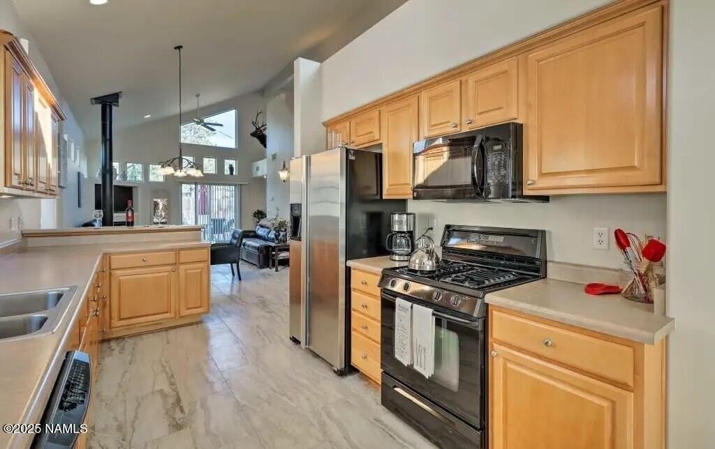 210 W Cedar Ave - Photo 7 of 28