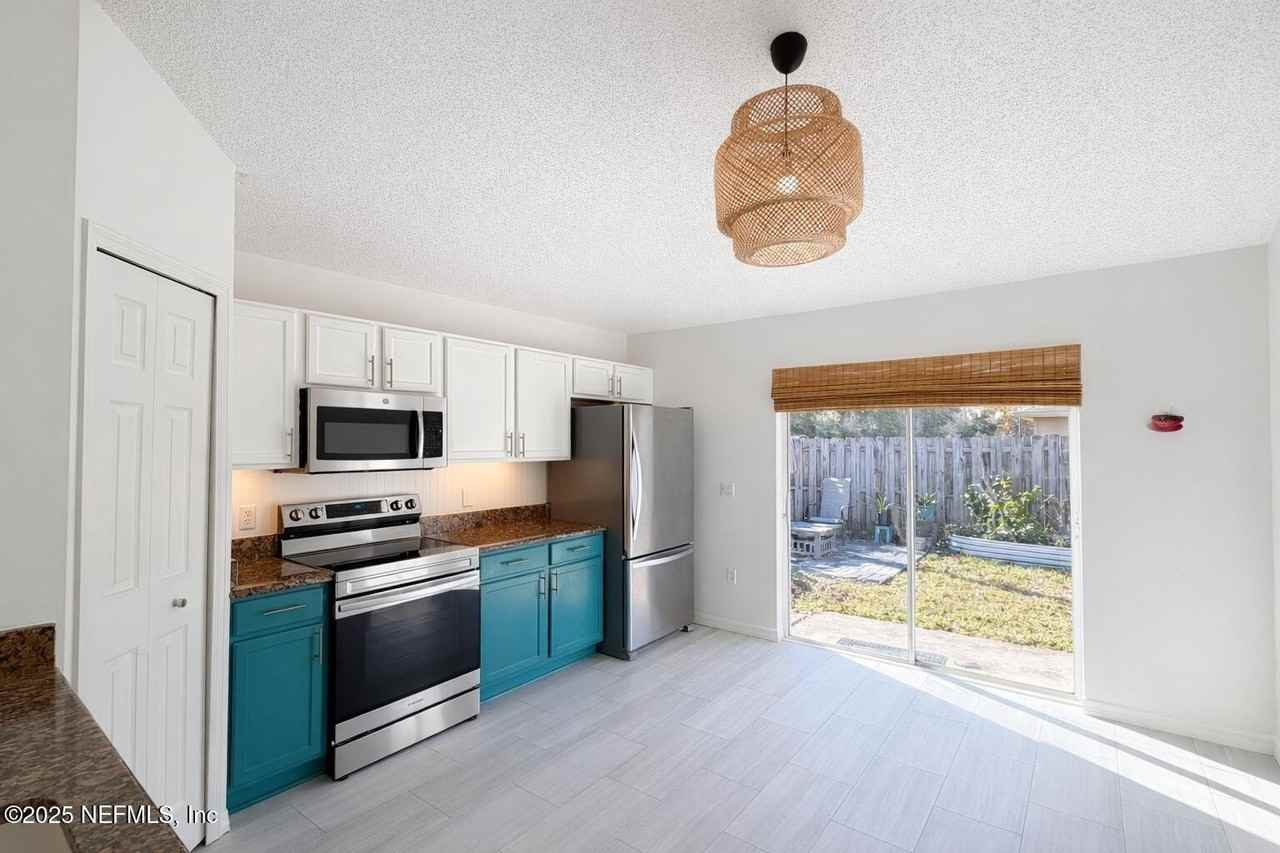 6634 Gentle Oaks Dr W - Photo 3 of 8