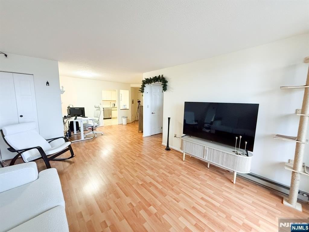 200 Division 4J - Photo 3 of 7