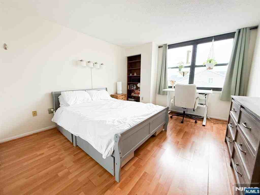 200 Division 4J - Photo 4 of 7