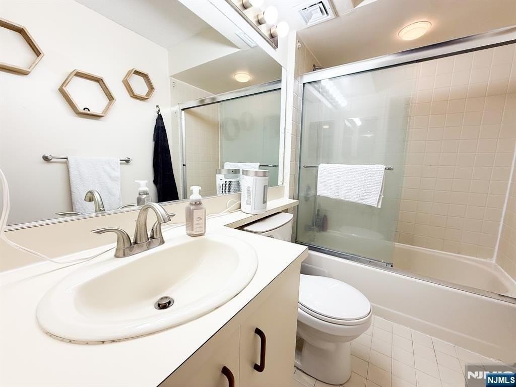 200 Division 4J - Photo 6 of 7