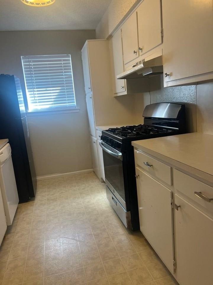 1328 Tanglewood Ln - Photo 4 of 20