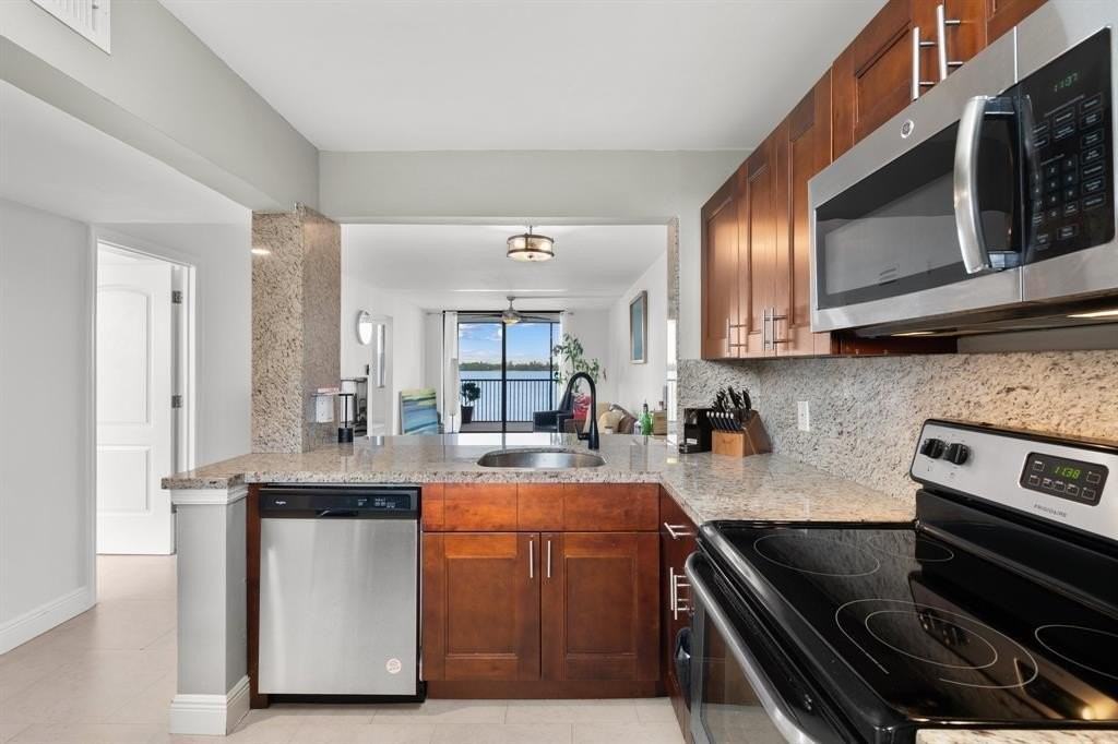 111 Lake Emerald Dr #401 - Photo 4 of 19