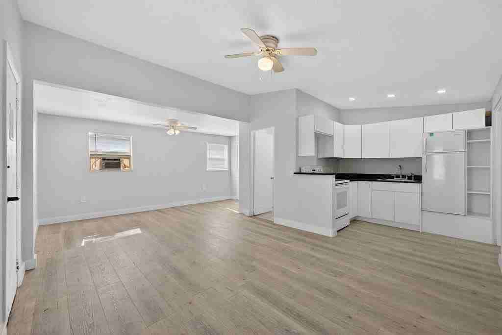 1534 N 58th Ave - Photo 3 of 21