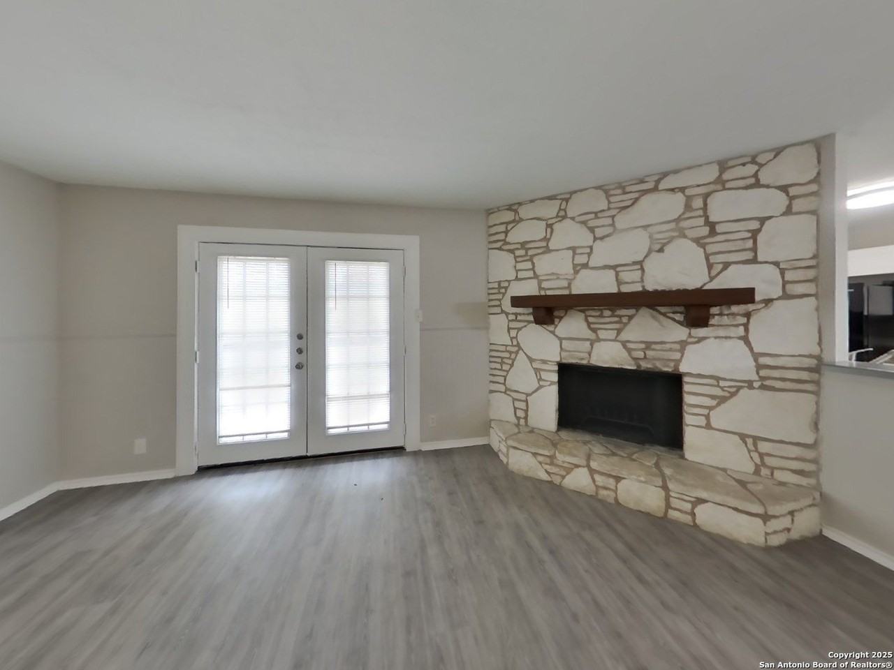 827 Thornedike Dr - Photo 2 of 16