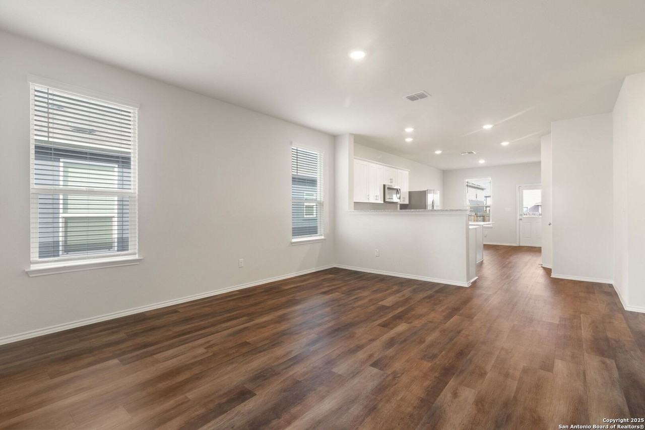 10243 Band Wagon - Photo 3 of 16