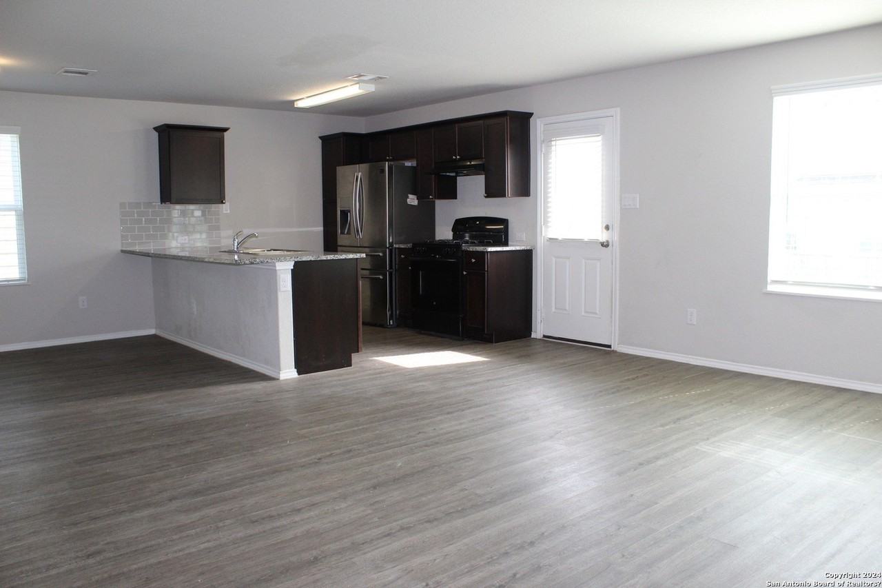 6522 Babcock Ter - Photo 3 of 24