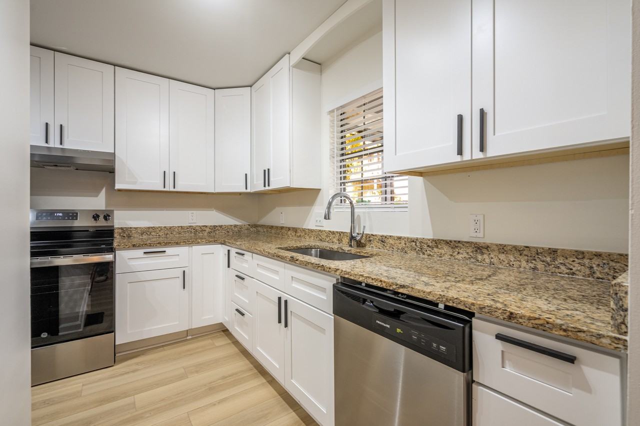 1545 Springwood Dr Se #B - Photo 4 of 27