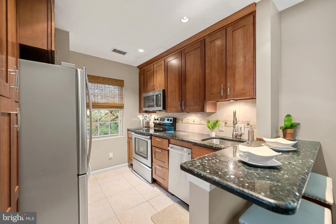 1403 E Abingdon Dr Apt 6 #6 - Photo 3 of 28