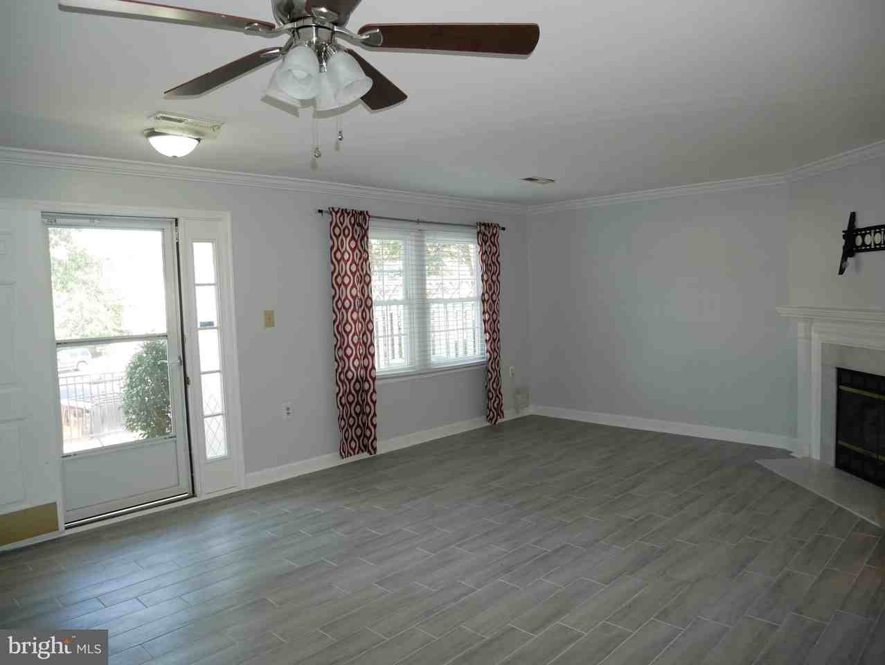 12129 Salemtown Dr - Photo 4 of 9