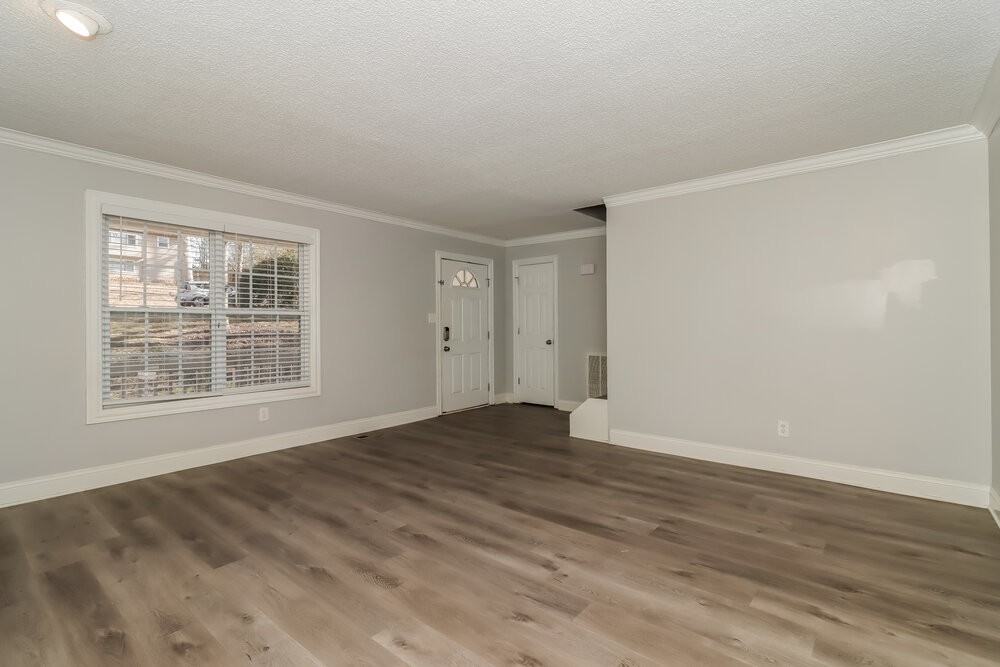 565 Bells Ferry Pl - Photo 7 of 18