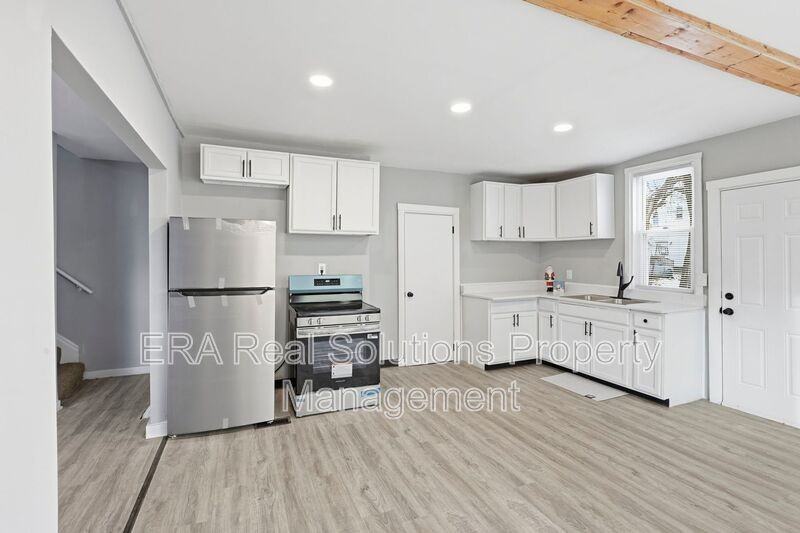 1548 Safford Ave - Photo 3 of 35