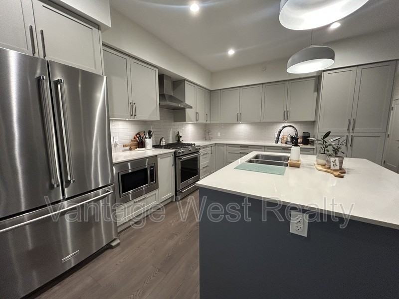 1400 Country Club Dr - Photo 2 of 18