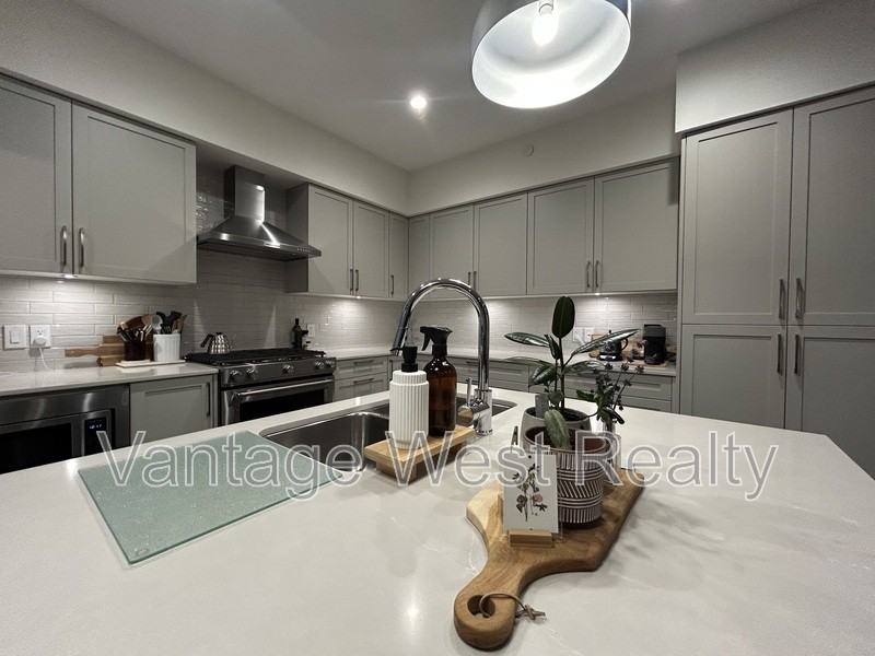 1400 Country Club Dr - Photo 5 of 18