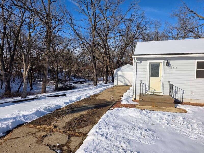 6813 Urbandale Ave - Photo 2 of 27