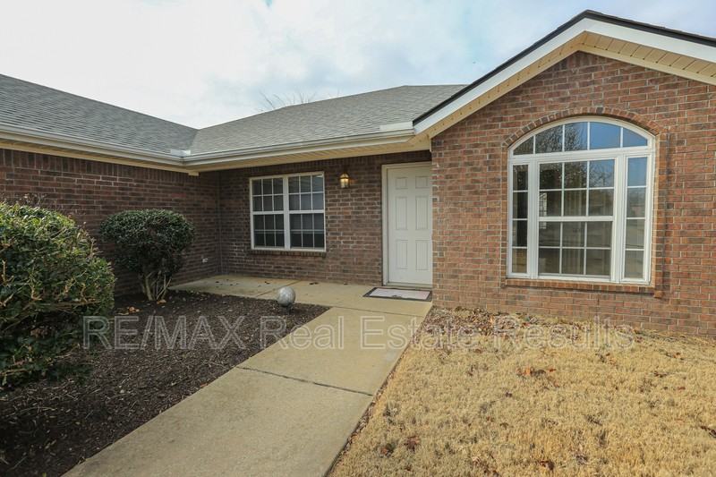 1202 Sw Cabriolet St - Photo 6 of 32