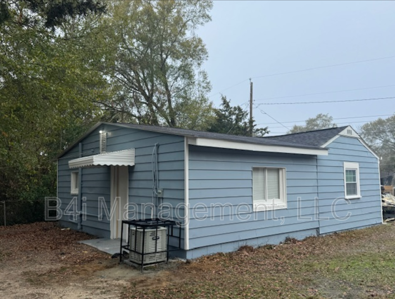 1904 Lincoln St - Photo 2 of 11